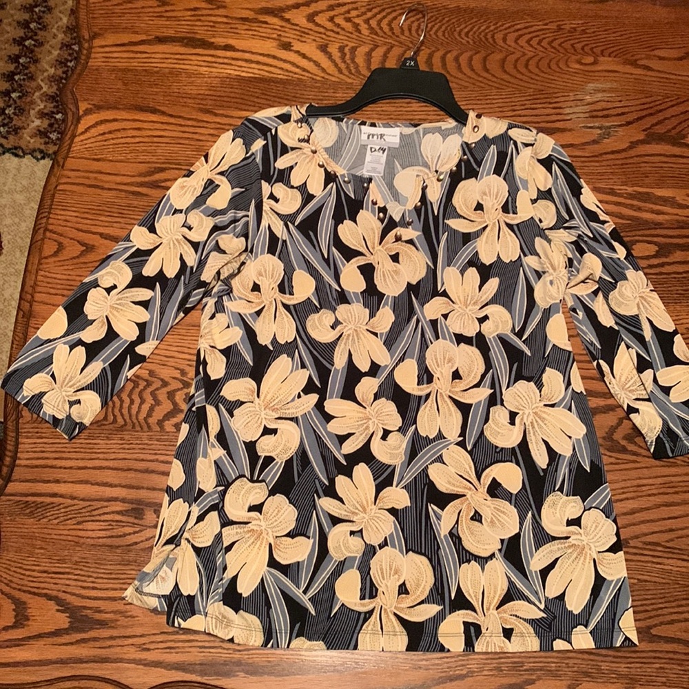 Alfred Dunner black & tan floral top. Size Petite Medium.